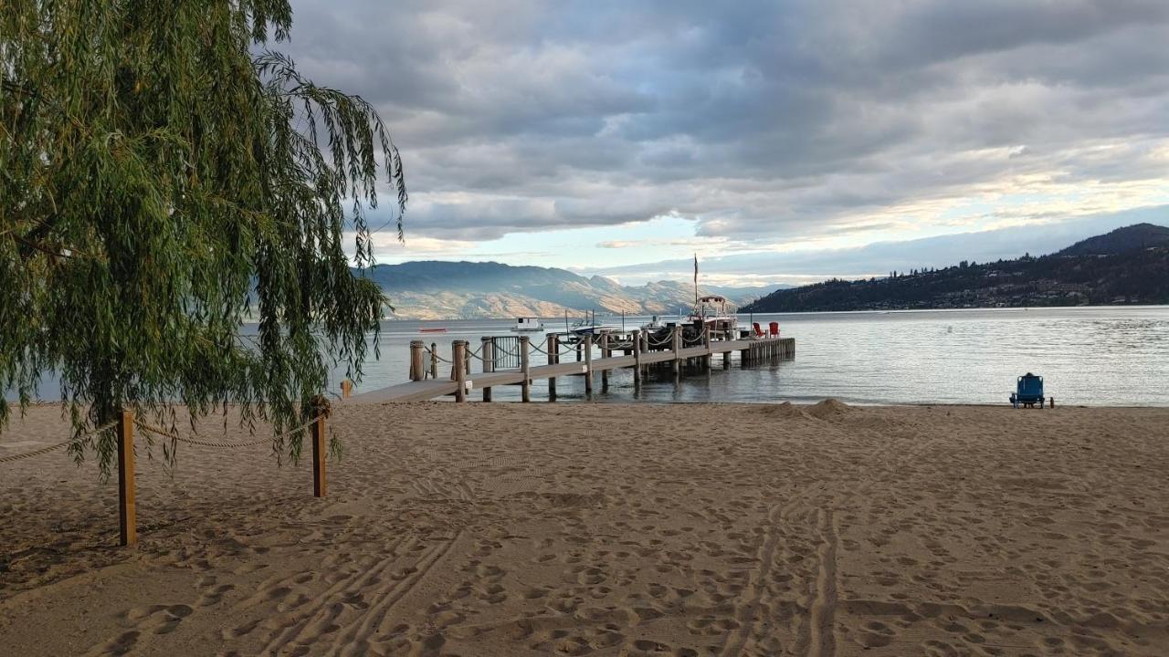 Beds By The Bridge Acomodação com café da manhã Kelowna Exterior foto